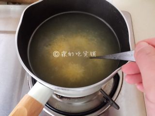 黑糖二米粥（小米+玉米渣渣）,一开始很稀的