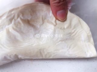 飞饼版  快手香蕉派,把边边上的面皮捏合。