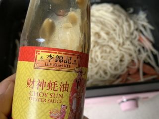 家常炒面,倒入面条，加少许蚝油