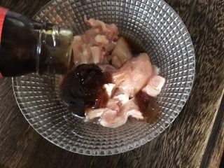 照烧鸡腿培根蛋炒饭,加入蚝油