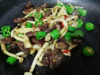 减脂系#白玉菇煎烤牛肉#,翻炒一会儿。