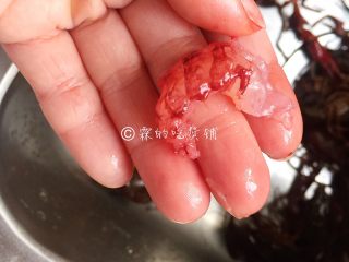 小龙虾鲜笋咸蛋黄烧卖,去头、去壳后剥出的虾肉。