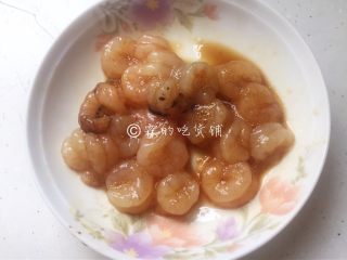 小龙虾鲜笋咸蛋黄烧卖,洗净后，加料酒、生抽，先腌制一会。