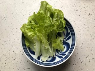 藤椒风味手撕鸡三明治,生菜用饮用水洗净，控干水分