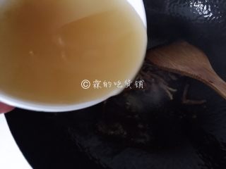 大煮干丝,随后倒入高汤。