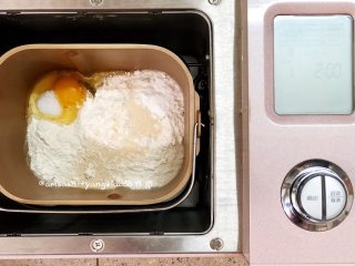 自制油条,除了食用油之外，把所有材料都投进面包机中，启动和面功能，揉面10分钟