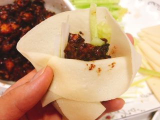 京酱鸡肉丝-可做早餐,美味势不可挡。不喜欢吃春卷皮，喜欢吃薄皮的亲，也可以用饺子皮代替，我主页里那个做春卷的食谱里有具体做法步骤。