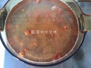 杂粮八宝粥,再把除红枣外的所有食材全部倒入