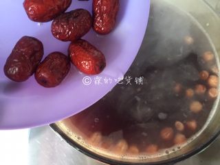 杂粮八宝粥,大火煮开后，放入红枣，小火慢煮