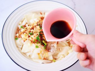 饺子皮油泼面,淋入生抽