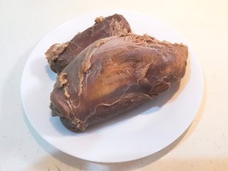 驴肉火烧,把焯好的驴肉捞出来