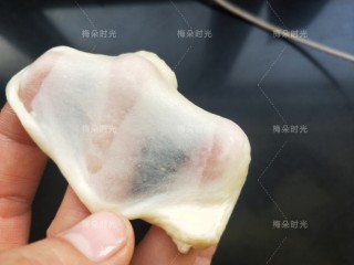 葱香肠仔包,面团揉到完全扩展阶段，取一点面团撑开。出现薄膜而不断。