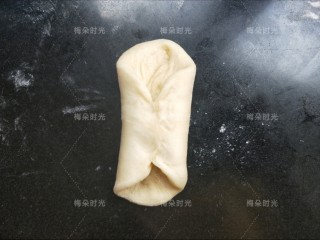 葱香肠仔包,翻过来，两侧捏在一起。