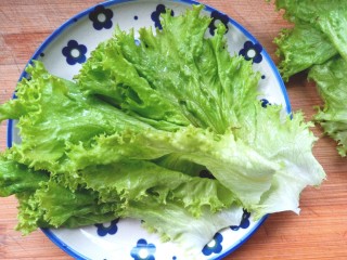 鸡肉蔬菜饼汉堡,生菜洗净，控水