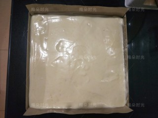 可可旋风蛋糕卷,烤盘里铺油纸，我用的是油布。把原色蛋糕糊倒进去，刮平。