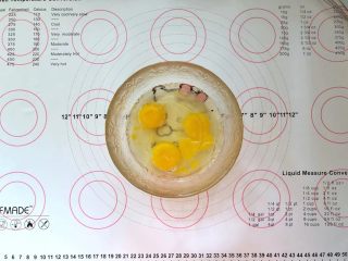 可可奶油夹心蛋糕,1、把蛋黄、水、玉米油倒入碗中。