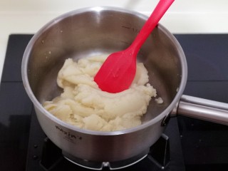 零失败～奶油泡芙 外酥内软吃出幸福甜蜜,再小火翻炒，炒至锅底有一层白糊，面糊变黏稠立即关火。