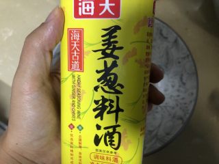 薯片鸡翅,放入大碗里加料酒