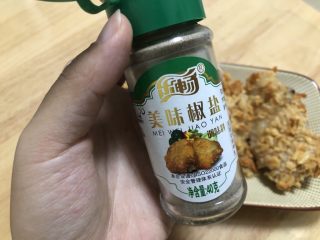 薯片鸡翅,烤好后加入椒盐和辣椒粉