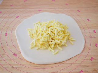 芝士榴莲饼,再铺上一层芝士碎