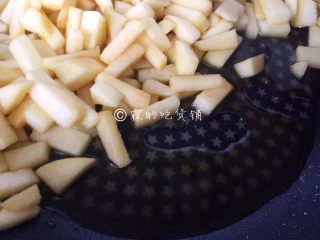 肉桂苹果派,慢慢就会有汁水渗出，小火慢煮，直到苹果块变软