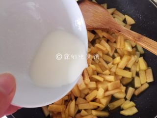 肉桂苹果派,调匀后倒入锅中，翻炒至馅料变得浓稠