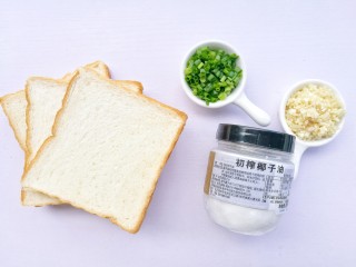 蒜香烤吐司,准备材料：吐司3片、大蒜4瓣、椰子油20g、香葱2根、盐少许。