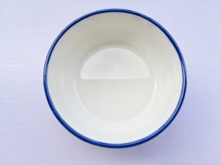 蒜香烤吐司,椰子油隔水加热至融化，蒜切末，葱切葱花。