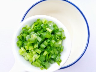 蒜香烤吐司,加入葱花。