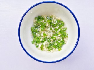 蒜香烤吐司,加少许盐拌匀。