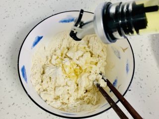 一次发酵——虾仁牛肉肠披萨,加入玉米油