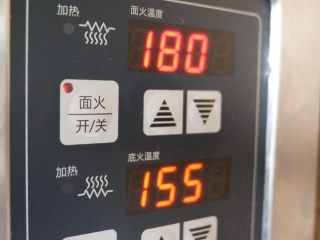 咸香芝士曲奇饼干,然后转上火180，下火不变烘烤6分钟左右。表面金黄上色即可。