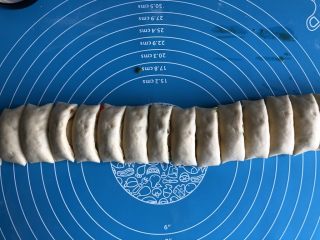 酱香烤饼,切成1.5厘米宽的小段