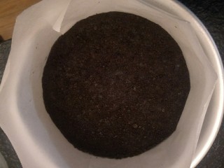 纽约芝士蛋糕,6寸蛋糕模具底部压实，做好的饼干底放入冰箱冷藏。