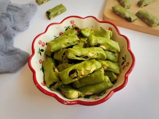 抹茶蔓越莓牛轧糖,好吃的蔓越莓牛轧糖制作完成。