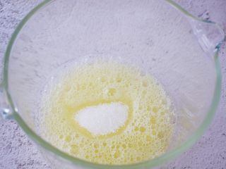 7寸中空原味戚风蛋糕,再加入白糖，白糖分三次加入，打发至硬性发泡