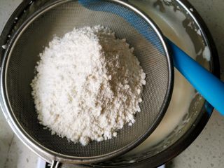 雷明顿蛋糕 ,在打发好的蛋液中筛入低筋粉，翻拌均匀