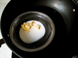 雷明顿蛋糕 ,将牛奶和黄油混合