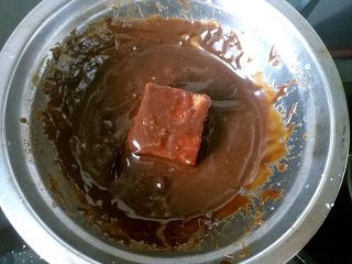 雷明顿蛋糕 ,蛋糕块沾满巧克力液