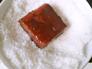 雷明顿蛋糕 ,放入盛有椰蓉的碗中
