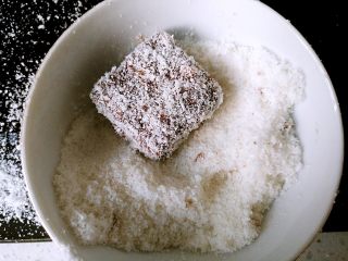 雷明顿蛋糕 ,表面裹满椰蓉