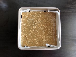 红枣糕（全蛋打发）,八寸模具，提前铺油纸，倒入面糊，撒白芝麻