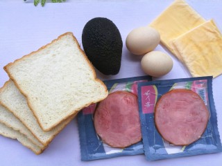 牛油果鸡蛋火腿三明治,准备材料：吐司4片， 牛油果1个， 鸡蛋2个、 火腿2片、芝士2片。