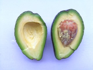 牛油果鸡蛋火腿三明治,牛油果切开拧出果肉。