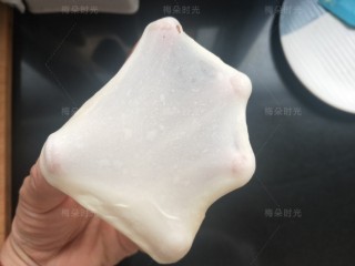 豆沙面包卷,揉到完全扩展阶段，撑开面团出现薄膜。