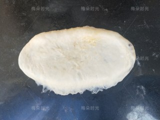 豆沙面包卷,翻过来，一边用手按薄，从另一边开始卷起。