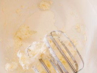 迷你水果塔,分次加入淡奶油搅打均匀