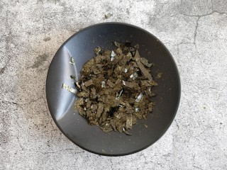 自制海苔肉松,海苔用剪刀剪碎一些。