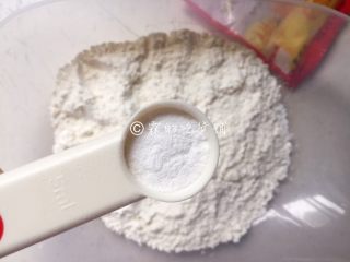 淡奶油葡萄干司康,低粉中加入泡打粉。