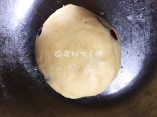 淡奶油葡萄干司康,轻轻揉成一个光滑的面团。